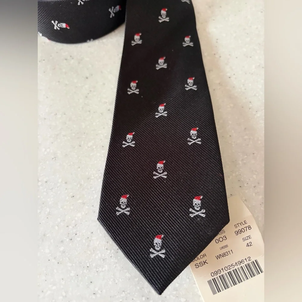NWT Crewcuts Silk Black & Red Skull Crossbones Santa Christmas Tie. Sz. 42.